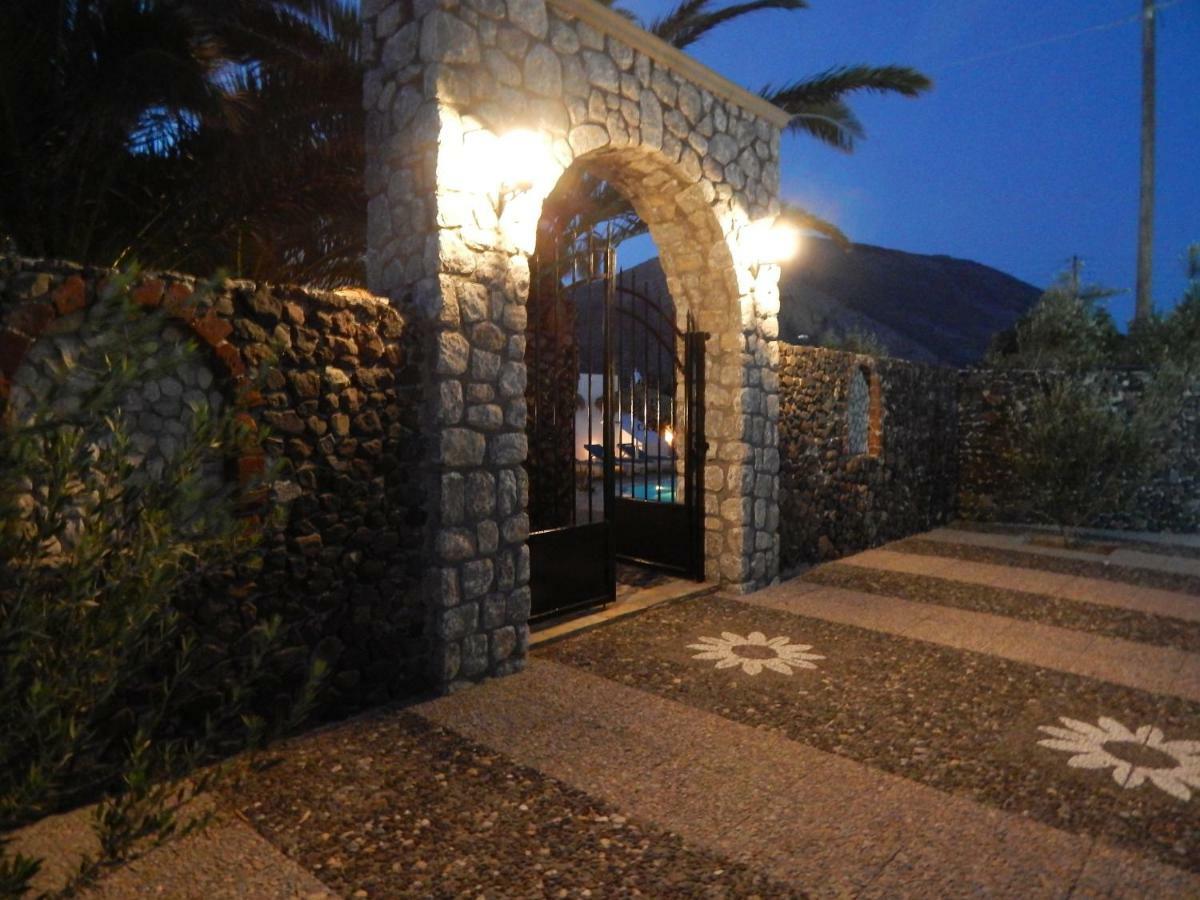 Petra Nera 2* Perissa (Santorini)
