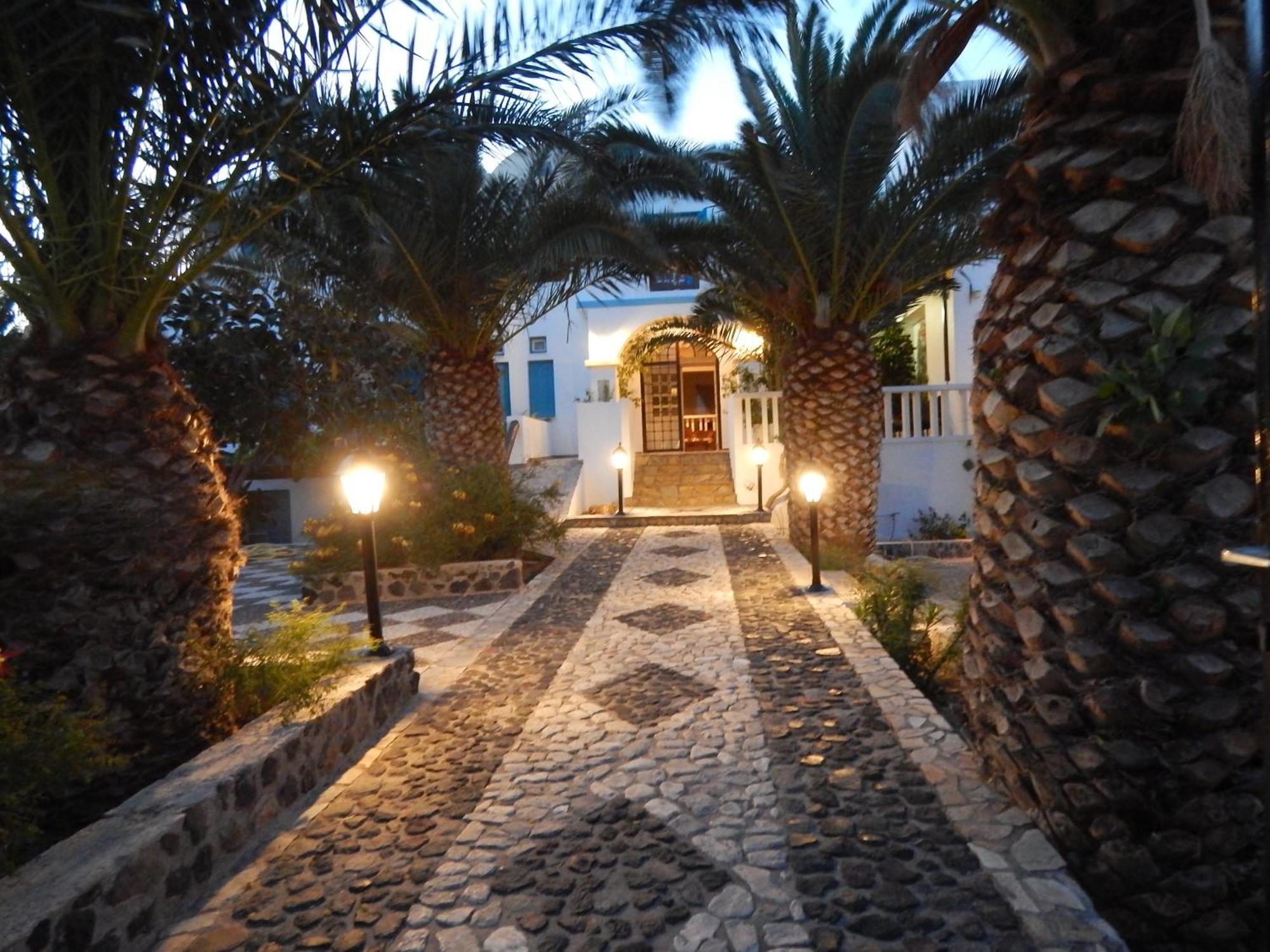 Petra Nera 2* Perissa (Santorini)
